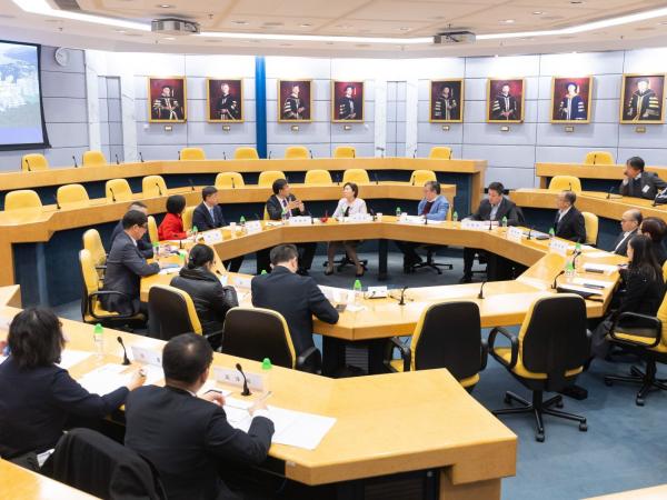 HKUST leadership explores joint programs in education and research across key areas, including medical research, sustainability, microelectronics, business, and management, in collaboration with the Tsinghua University delegation.