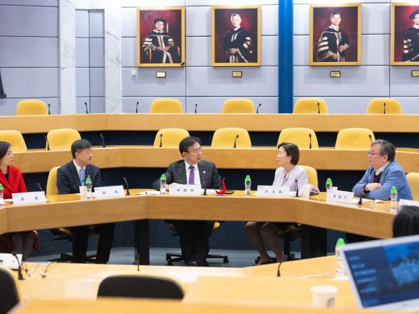 HKUST leadership engages in a meeting with the Tsinghua University delegation.