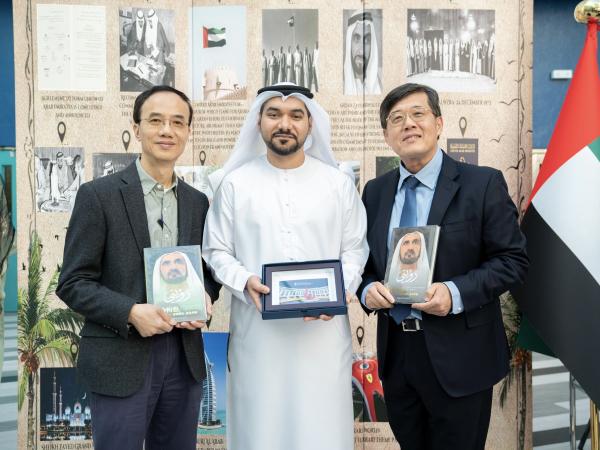 HKUST Associate Provost (Teaching & Learning) Prof. Jimmy FUNG (left) and Associate Dean of Engineering (Undergraduate Studies) WANG Yu-Hsing (right) exchanges souvenirs with the Consul General of the UAE in Hong Kong H.E. Shaikh SAOUD ALI AL MUALLA (center).