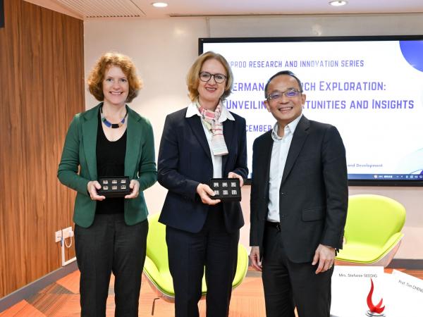 Group Photo (from left): Advisor Science & Innovation at the German Consulate General in Hong Kong Dr. Miriam BRANDT; Deputy Consul-General of German Consulate General Hong Kong Mrs. Stefanie SEEDIG; and HKUST Vice-President for Research and Development Prof. Tim CHENG.