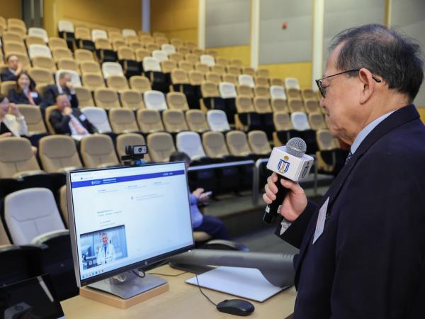 UGC Secretary-General Prof. James TANG interacts with HKUST’s research team which developed an AI medical generalist.