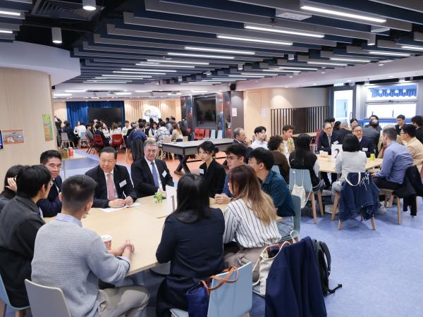 The UGC delegation engages in face-to-face meetings with faculty members, students from different departments to gain understanding of HKUST’s vibrant student community and stimulating learning atmosphere.