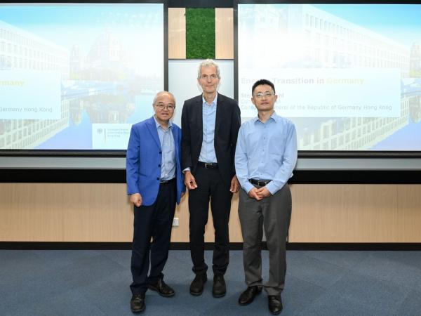 HKUST Vice President for Institutional Advancement Prof. WANG Yang (left), and Prof. SHAO Minhua (right), Director of HKUST Energy Institute warmly welcomed Consul General Stefan BREDOHL to the HKUST campus.