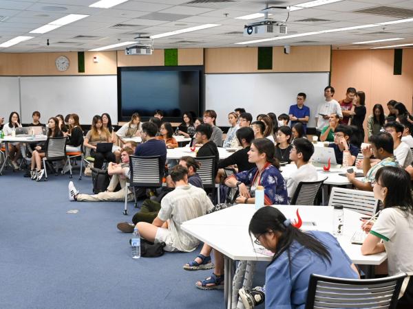 Consul General of Germany to Hong Kong and Macau Stefan BREDOHL delivers a special sharing on Germany’s roadmap of energy transition in Germany at HKUST. 