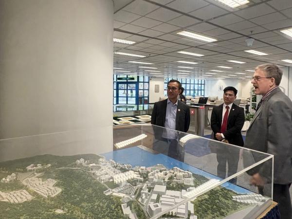 The Universiti Brunei Darussalam delegation tours the Lee Shau Kee Library.