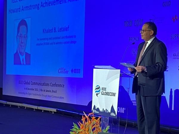李德富教授於12月5日在巴西里約熱內盧舉行的2022年IEEE環球通訊會議上獲頒發IEEE通訊學會「Edwin Howard Armstrong成就獎」。