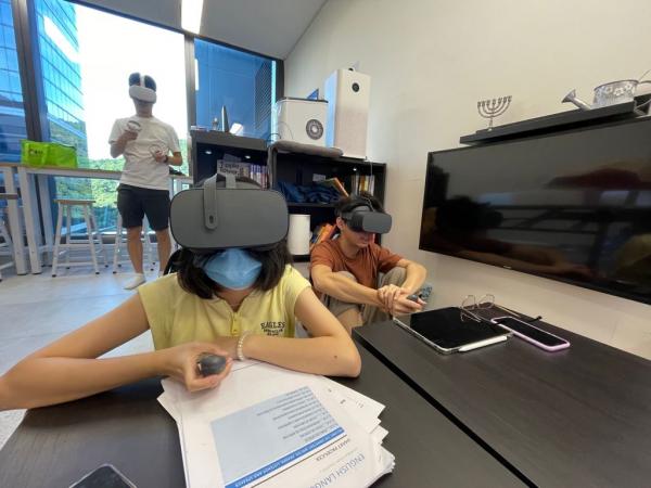 學生戴上VR 耳機上課