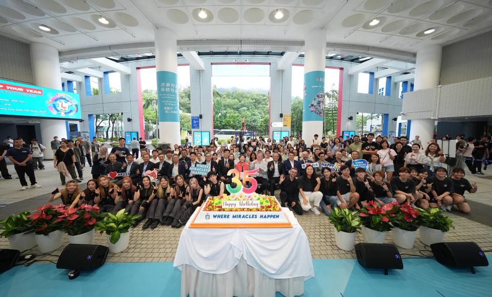 University management, deans, faculty members, alumni, and students came together for a group photo in front of a birthday cake celebrating HKUST’s 35th anniversary.