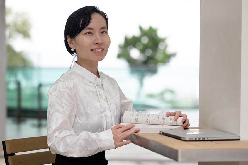 Prof. SONG Xueyang, Assistant Professor of the Department of Physics at The Hong Kong University of Science and Technology (HKUST), has been awarded the prestigious 2025 Croucher Tak Wah Mak Innovation Award for her groundbreaking research in theoretical condensed matter physics. Her work focuses on decoding quantum materials to design novel materials that enable energy-efficient technologies with transformative potential across industries—from consumer electronics to power grid systems.
