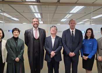 科大首席副校长郭毅可教授（中）、协理副校长（大学数据研究）莱韵诗博士（右二）、助理副校长（环球事务）吴丽萍博士（左二），与悉尼新南威尔士大学代表团，包括包括校长Attila BRUNGS 教授（左三），终身学习课程主管Nick WAILES 教授（右三），及中国区主任魏欣女士（左一）合照。