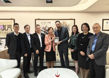 HKUST President Prof. Nancy IP (fourth left) presents souvenir to Prof. Michele ACUTO, Vice President and Pro-Vice Chancellor (Global Engagement) of the University of Bristol (fourth right), joined by Prof. Hong K. LO, Dean of Engineering (third left), Prof. Yung Hou WONG, Dean of Science (second left), Dr. Alison LLOYD, Associate Provost (Institutional Data and Research) (third right), Ms. Yvonne HO, Associate Vice-President (Projects) (second right) and Prof. Kin Ying MOK, Chief Medical Officer.
