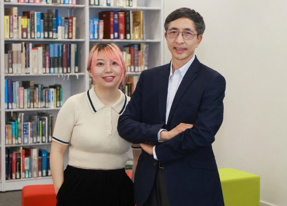 Prof. LI Ping, Dean of the School of Humanities and Social Science and Chair Professor of Psychology and Cognitive Science at HKUST (right) and Dr. PENG Yingying, HKUST Postdoctoral Fellow and the paper’s first author (left). Prof. Li led the research team to find that a brief one-on-one pre-lecture conversation—whether with a human or an AI instructor—improves students’ neural synchrony and learning outcomes.