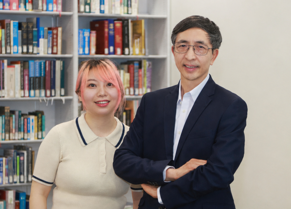Prof. LI Ping, Dean of the School of Humanities and Social Science and Chair Professor of Psychology and Cognitive Science at HKUST (right) and Dr. PENG Yingying, HKUST Postdoctoral Fellow and the paper’s first author (left). Prof. Li led the research team to find that a brief one-on-one pre-lecture conversation—whether with a human or an AI instructor—improves students’ neural synchrony and learning outcomes.