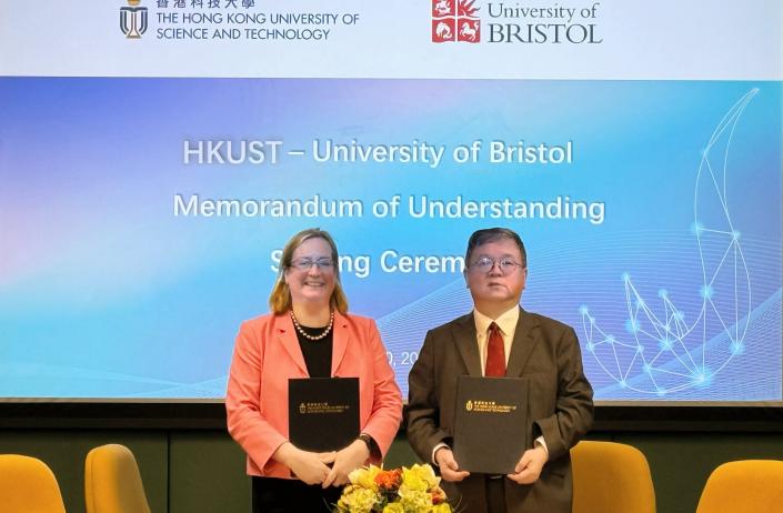 HKUST Provost Prof. GUO Yike (right) and University of Bristol Vice-Chancellor and President Prof. Evelyn WELCH (left) sign an MoU and a Global Knowledge Network agreement.