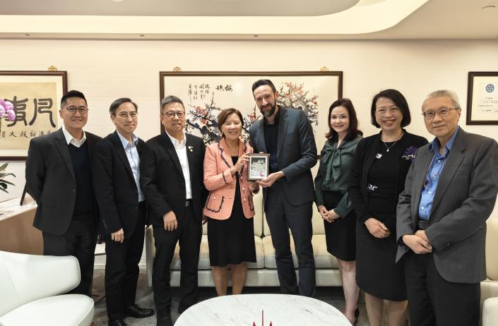 科大校長葉玉如教授（左四）致送紀念品予布里斯托大學副校長（全球事務）Michele ACUTO 教授（右四），由工學院院長羅康錦教授（左三）、理學院院長王殷厚教授（左二）、協理副校長（大學數據研究）萊韻詩博士（右三）、協理副校長（項目協調）何佩賢女士（右二）及首席醫療官莫健英教授（右一）陪同。