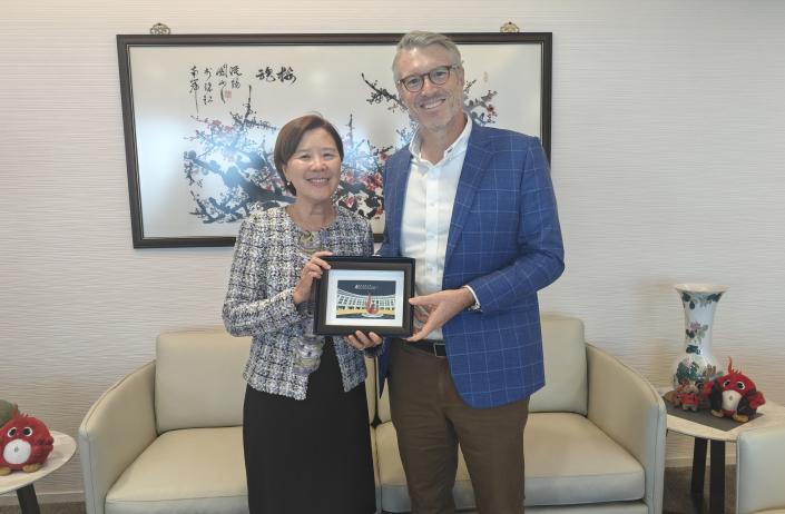 President Prof. Nancy IP (left) presents a souvenir to Consul General of Switzerland in Hong Kong Mr. Daniel FREIHOFER (right).