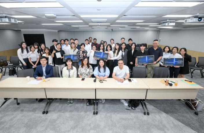 Judges and participating students of the Hong Kong edition poses for a group photo.