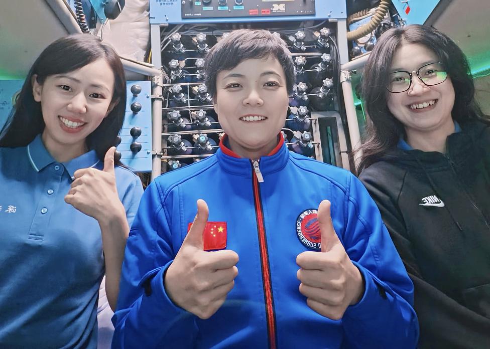 JR450 Dive Crew Group Photo From left to right: Dr. Ting XU (HKUST Diving Scientist); Ms. Shengya ZHAO (National Deep Sea Center Submersible Pilot); Ms. Xiaotian ZHOU (HKUST Diving Scientist)