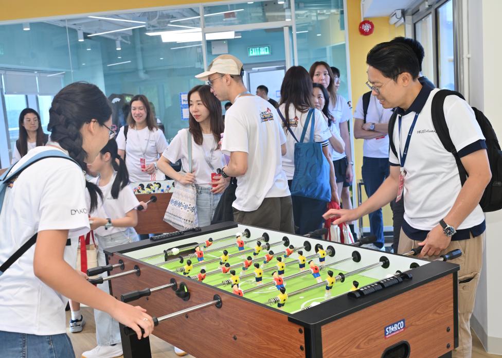From revisiting cherished memories to exploring newly developed corners of campus with their children, alumni experienced HKUST through a new lens.
