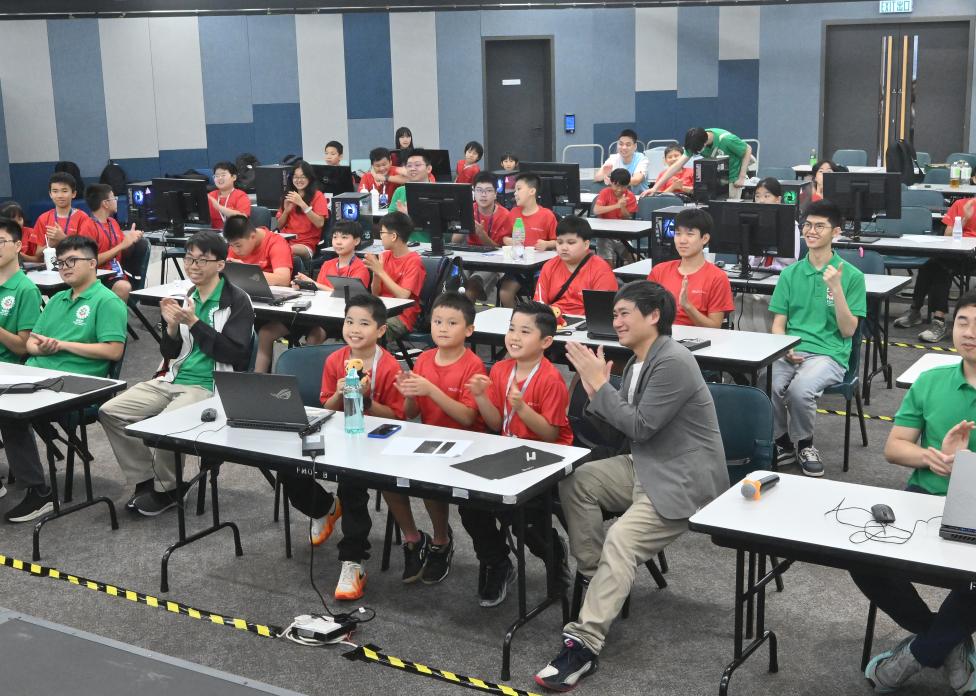 Alumni reconnected with old friends while inspiring the younger generation at the HKUST Pioneers Summer Camp.