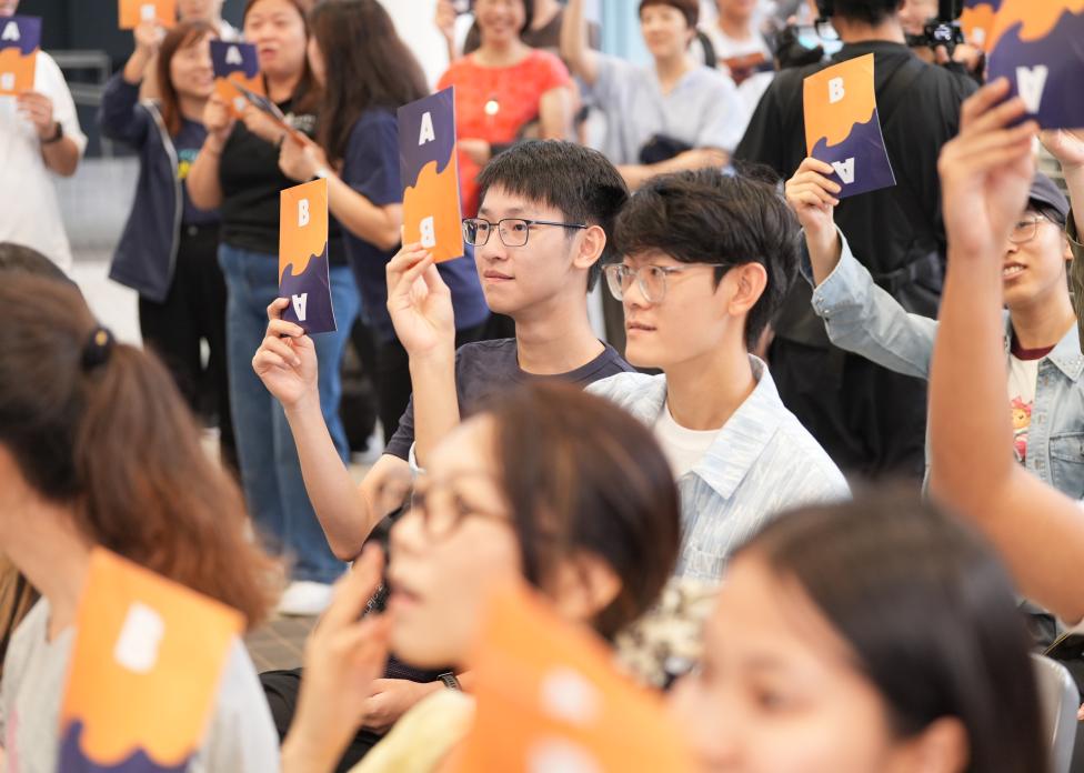 The audience was keen to show off their knowledge about HKUST during the interactive quiz game.