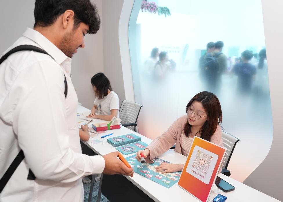 Students traced the campus map and collected stamps at checkpoints to redeem surprising souvenirs such as tote bags, tumblers, and plushies.